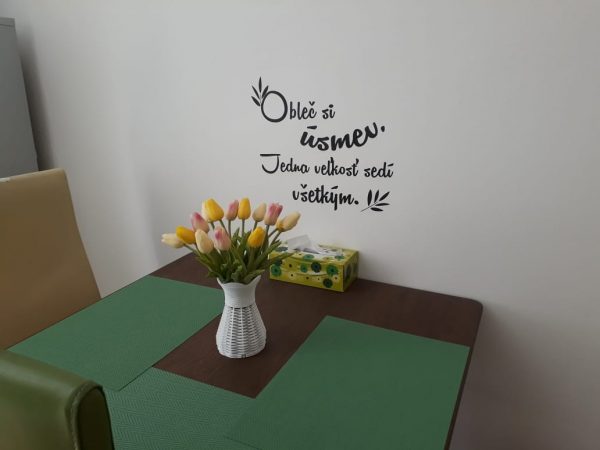 Obleč si úsmev - nálepka na stenu - Image 5